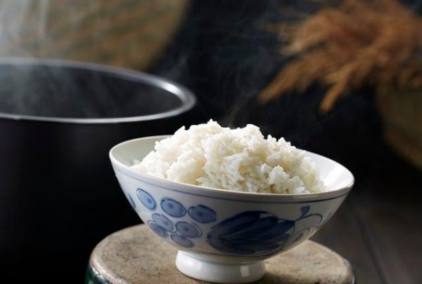 鸿岳资本 米饭上撒把洗衣粉，好多人不懂有啥用，想不到居然这么厉害