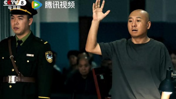 怀远股票 《扫毒风暴》林强峰策反成功，卢少骅杀害发小辉所后如何逃脱？